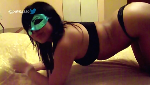 Latina chica de internet y grande en el hotel no se quita el pelo