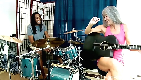 Mature milf gets penetrated by a guy in her band camp