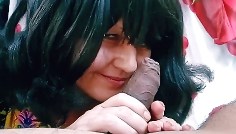 Amateur brunette with a nice ass and pussy lips sucking